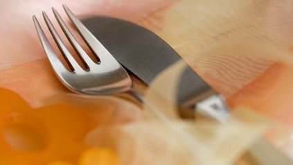 Ein Besteck auf einem Restauranttisch
