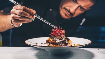 Koch richtet ein Gericht final an