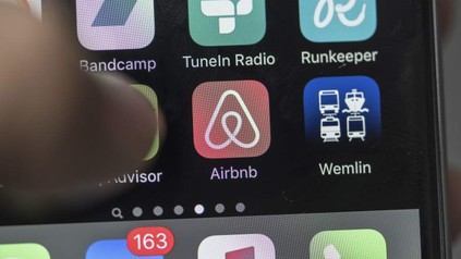 Auf einem Smartphone werden mehrere Verknüpfungen für Apps angezeigt, eine davon ist Airbnb