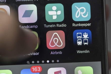 Auf einem Smartphone werden mehrere Verknüpfungen für Apps angezeigt, eine davon ist Airbnb