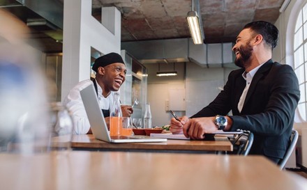 Restaurantbesitzer hat freundliche Unterhaltung mit Angestelltem