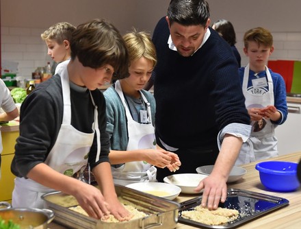 Tim Mälzer berührt Schnitzel