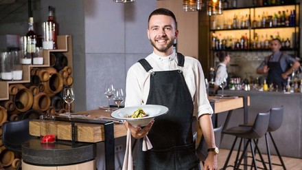 Servicekraft im Restaurant