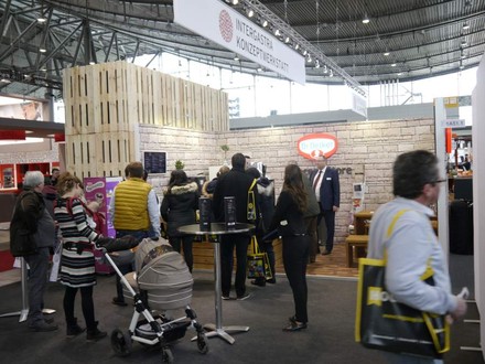 Einige Personen tummeln sich vor dem Dr. Oetker Stand auf der INTERGASTRA