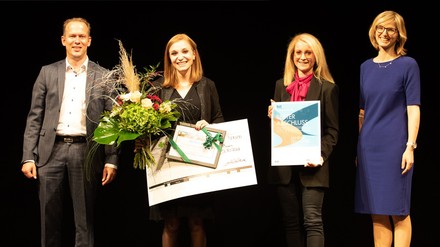 Christian Thalmair und Preisträgerin Janina Zeilhofer (Allresto Flughafen München Hotel und Gaststätten GmbH), Andrea Belegante (BdS-Hauptgeschäftsführerin) und Prof. Dr. Juliane Kellner-Fuchs (Studiengangleiterin Handel und Internationales Management)
