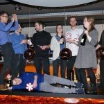 Betrunkene Gäste tanzen auf Tresen in Diskothek