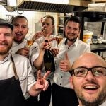 Köche in Küche mit Alkohol