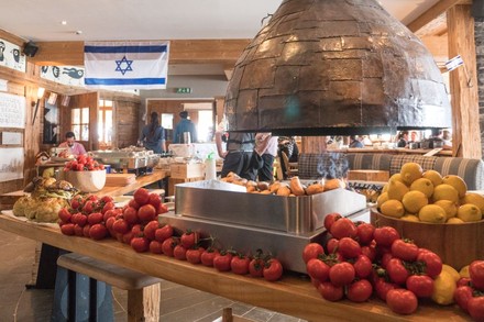 Im rEstaurant Miznon hängt eine islamische Flagge