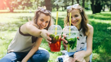 Zwei Frauen mit Cocktails