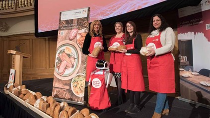 Beatrix Haun, Claire Page, Emily Webster, Judith Lewis und Max, der Roboter