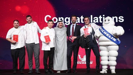 Gruppenfoto der Gewinner des Guide Michelin Sterns Abu Dhabi.