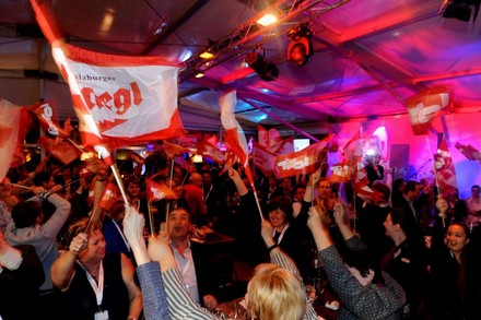 Eine Party im Österreicher-Haus mit vielen Gästen, die Fahnen mit den Aufschriften Tirol und Stiegl durch die Luft schwenken