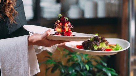 Eine Kellnerin in einem Restaurant