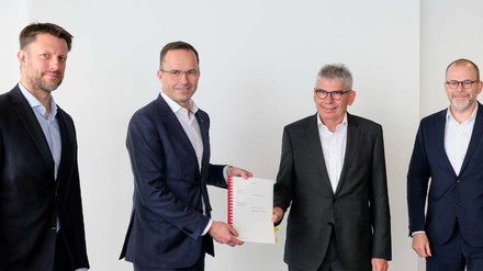 Aramark und die Deutsche Messe bei der Vertragsunterzeichnung