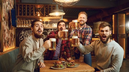 Eine Gruppe junger Menschen in einer Kneipe