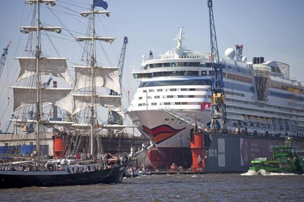 Ein SChiff von AIDA in einem Hafen mit anderen Schiffen