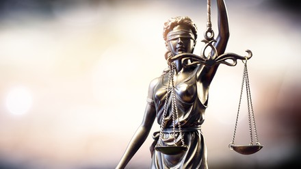 Die Justitia in einem Gerichtssaal