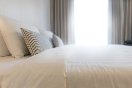 Flaute in deutschen Hotelbetten: Laut Statistischem Bundesamt ist die Zahl der Übernachtungsgäste im Mai 2019 im Vergleich zum Vorjahr zurückgegangen. (Foto: © Fotolia/Atiketta Sangasaeng)
Bett