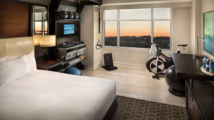 Hotelzimmer mit Sportequipment