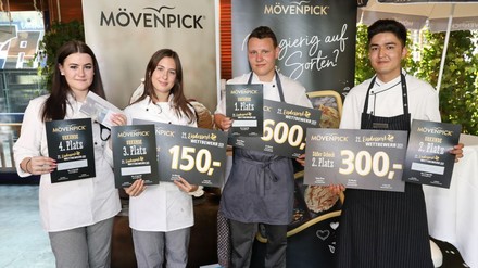 Die Finalisten beim diesjährigen Mövenpick Eisdessert-Wettbewerb (v. l.): Chiara Toncar, Lisa Popofsits, Julian Kunz und Mojatab Rasul. (© Summerstage, Katharina Schiffl)