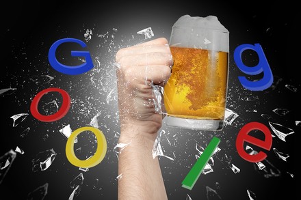 Eine Hand zerschlägt mit einem Bierkrug das Google-Logo