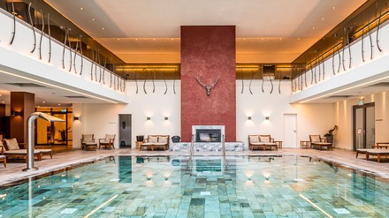 Seit 2016 gehört der Spa im Wald & Schlosshotel Friedrichsruhe kontinuierlich zu den Preisträgern bei den The World Luxury Spa Awards. Foto: ©Wald & Schlosshotel Friedrichsruhe)
Die weitläufige Anlage verfügt über einen Innen- und Außenpool, eine 400 Quadratmeter große Sauna-Landschaft, ein Rasulbad, drei Ruheräume, ein Fitnesscenter und ausgedehnte Liegewiesen.