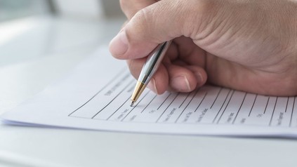 Mann füllt Formular aus