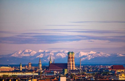 Panorama von München mit den Alpen im Hintergrund