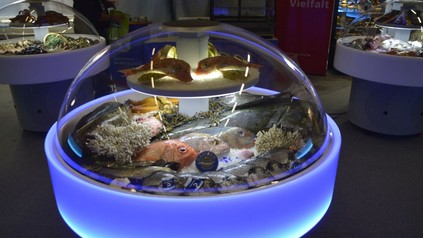 Ausstellungsstand mit Fischspezialitäten