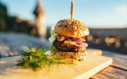 Ein Burger auf einer Alm