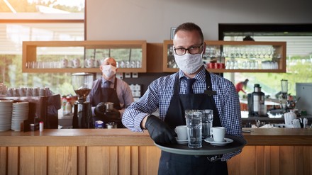 Ein Kellner im Restaurant