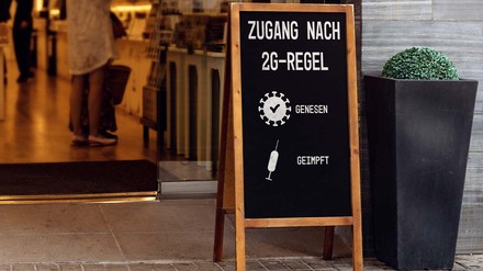 Schild, das auf die 2G-Regel hinweist