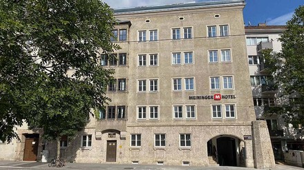Außenansicht des Meininger Hotels Innsbruck