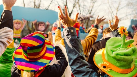 Menschenmassen bei Karnevalsumzügen wird es in Corona-Zeiten nicht geben. (Foto: ©Kotarl/stock.adobe.com)
Menschen beim Karnevalsumzug