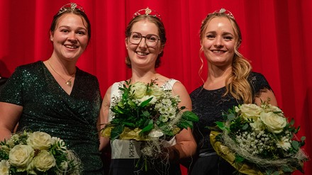 Carolin Häußer mit ihren Weinprinzessinnen Lisa-Marie Blatt und Birthe Meseke
