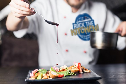 Ein Koch bereitet ein Gericht zu