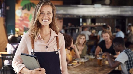 Endlich wieder ein Lächeln zeigen – geimpfte und genesene Servicekräfte können sich über Lockerungen bei der Maskenpflicht freuen. (Foto: © Monkey Business – stock.adobe.com)
Servicekraft strahlt in die Kamera