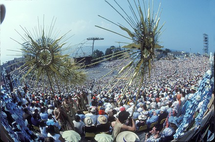 Tausende Zuschauer auf einem Weinfest