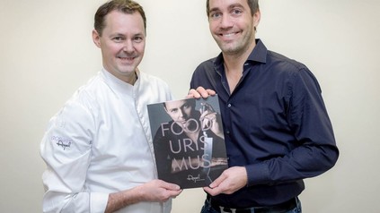 Simon Taxacher und Manfred Kröswang halten gemeinsam das neue Foodurismus Magazin hoch