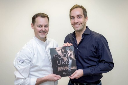Simon Taxacher und Manfred Kröswang halten gemeinsam das neue Foodurismus Magazin hoch