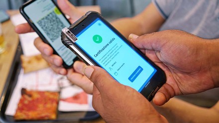 Impfzertifikat wird überprüft