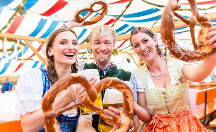 Drei Oktoberfestbesucher in einem Bierzelt
