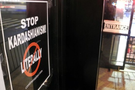 Vor einem Lokal in New York hängt ein Schild auf dem das Wort Literally durchgestrichen ist und darüber steht Stop Kardashianism