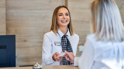 Frau am Check-in im Hotel