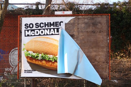 Ein abgerissenes McDonald’s-Werbeplakat