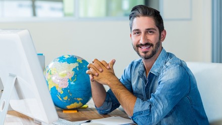 Ein Mitarbeiter in einem Reisebüro