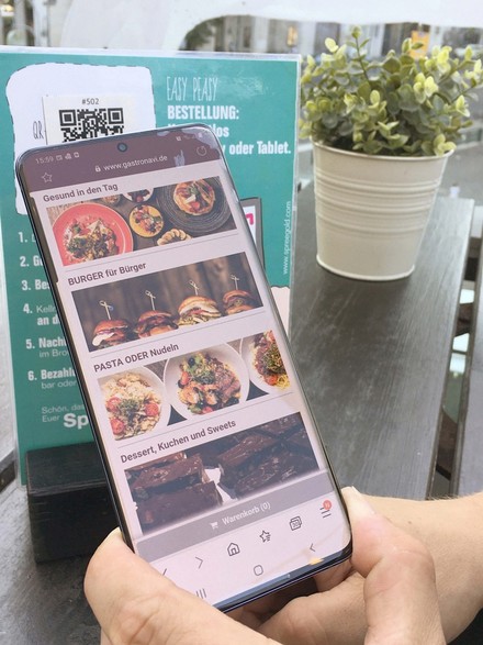 Digitale Speisekarte auf einem Smartphonedisplay