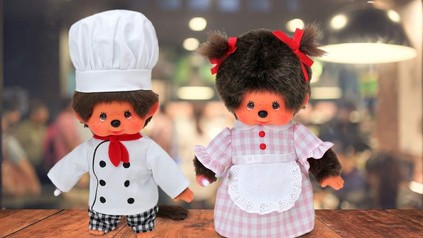 Zwei Monchichi-Puppen als Koch und Servicedame verkleidet
