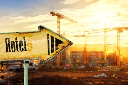 Mehr als 50 Prozent Reisepreisminderung bei einer Baustelle vor dem Hotel? Dies entschied jedenfalls das Frankfurter Landgericht in einem aktuellen Urteil. (© Smileus/Thomas Reimer/Fotolia)
Ein Hotelschild vor einer Baustelle