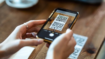 QR-Code scannen und digitale Speisekarte ansehen.